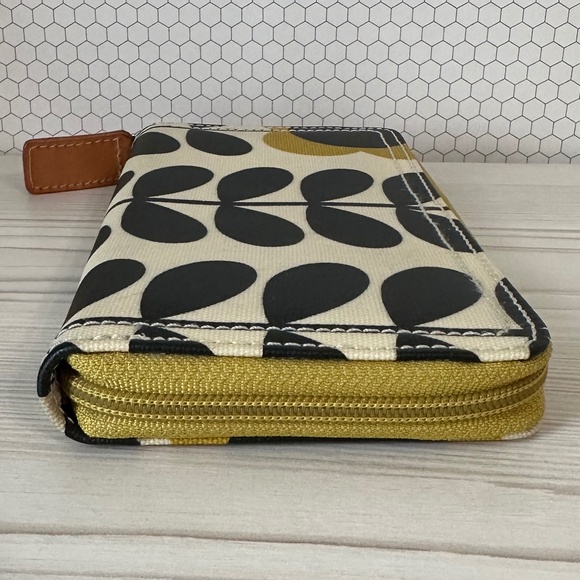 Orla Kiely Flower Stem Wallet - Picture 4 of 7